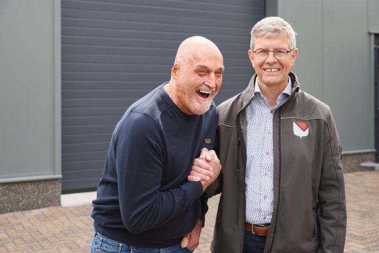 Ad Koremans en Corné van Ginneken van Luyten lachen samen en houden elkaars hand vast