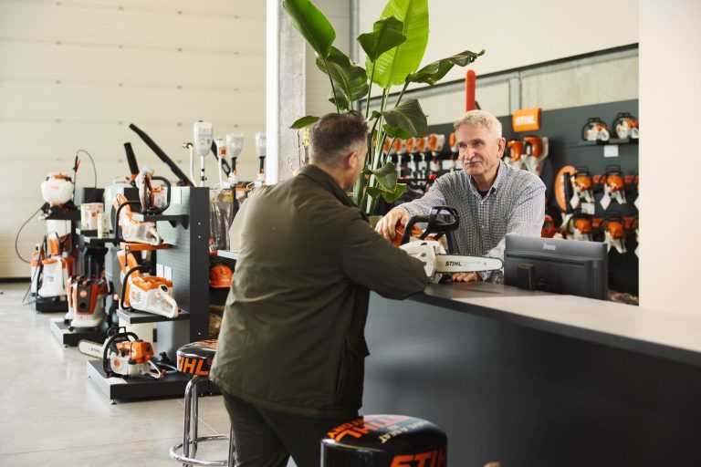 In de showroom van Nouws Mechanisatie helpt een medewerker een klant aan de balie