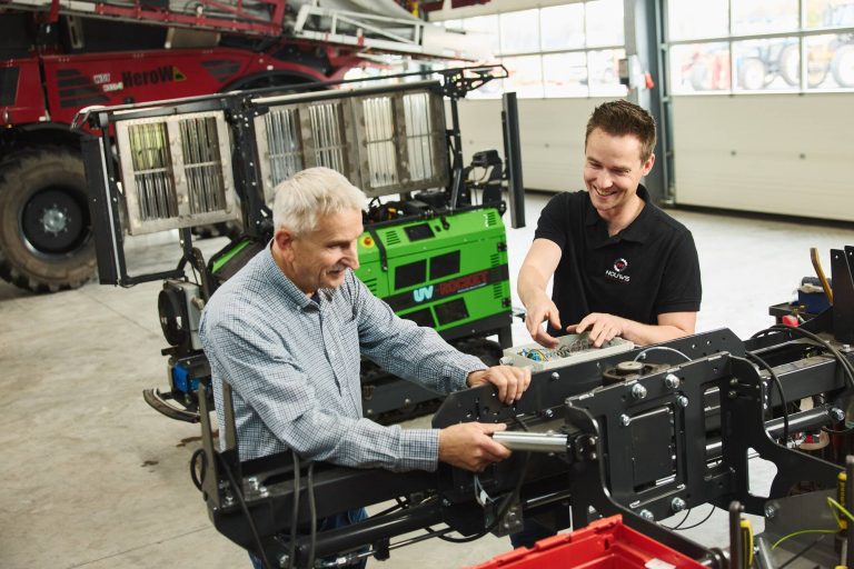 Twee monteurs bouwen aan een machine op maat